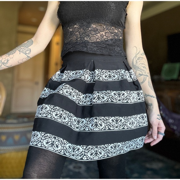 Adorable Black & White Skirt - Picture 2 of 8